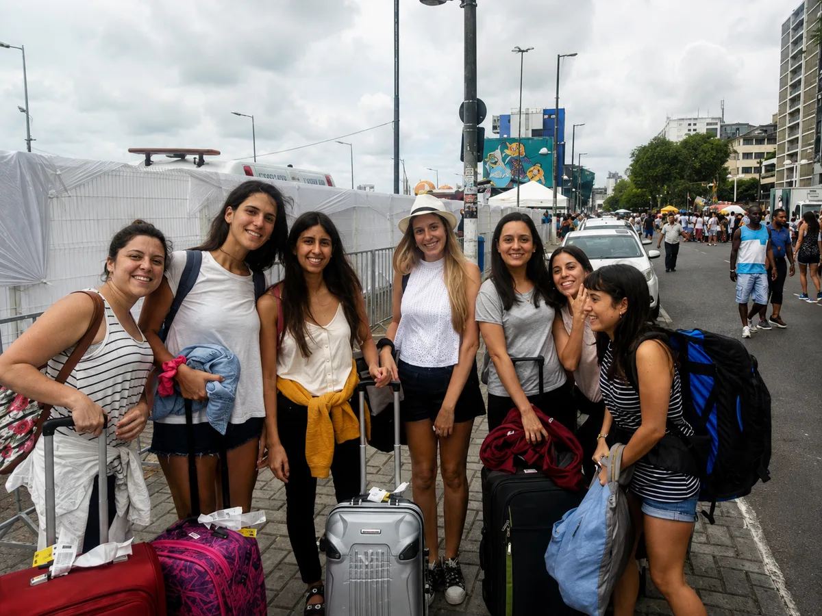 Grupo de viajantes chegando com malas em Salvador