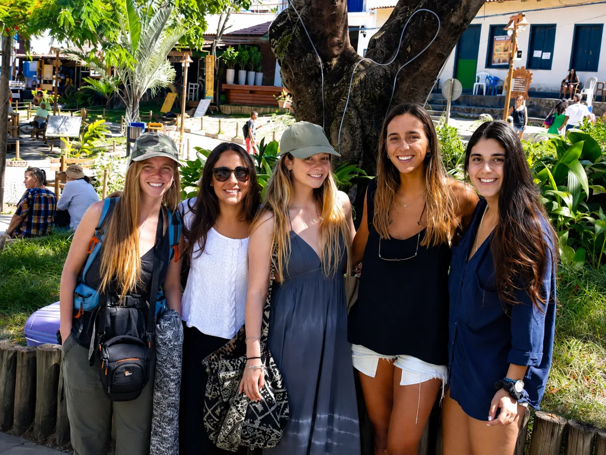 Grupo de amigas em área tropical de Morro de São Paulo