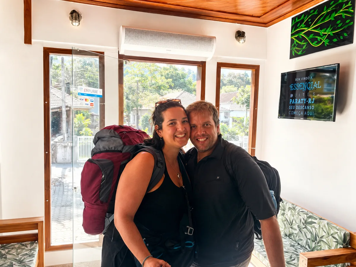 Casal de hóspedes sorrindo na recepção